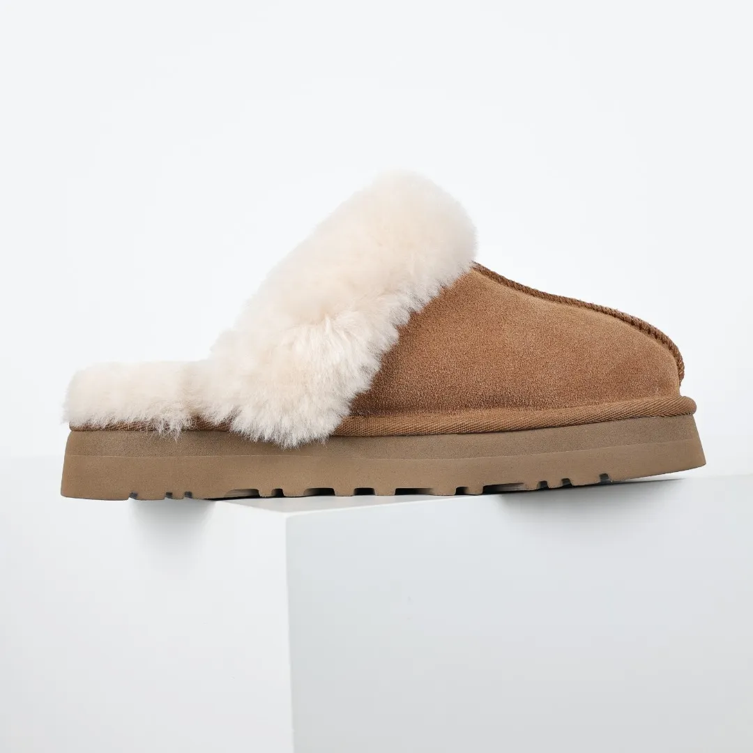 Pick up locally 💰520 The core recommendation is good price UGG Coquette lazy slippers thick sole Xiaohongshu hot model Henan Longfeng leather production Sheepskin integrated top quality in the market 2-3 cm cashmere insole to keep warm in winter and suitable for home use UUG has launched a style series in the new year, which is partially skewed towards the preferences of young consumers and has also moved to the forefront of fashion trends. Shoe body material Water-repellent coated suede upper 17mm UGGPURE™ implanted wool insole Lightweight non-slip comfortable rubber outsole With brand LOGO Trademark Comes with full packaging Size: 35 36 37 38 39 40